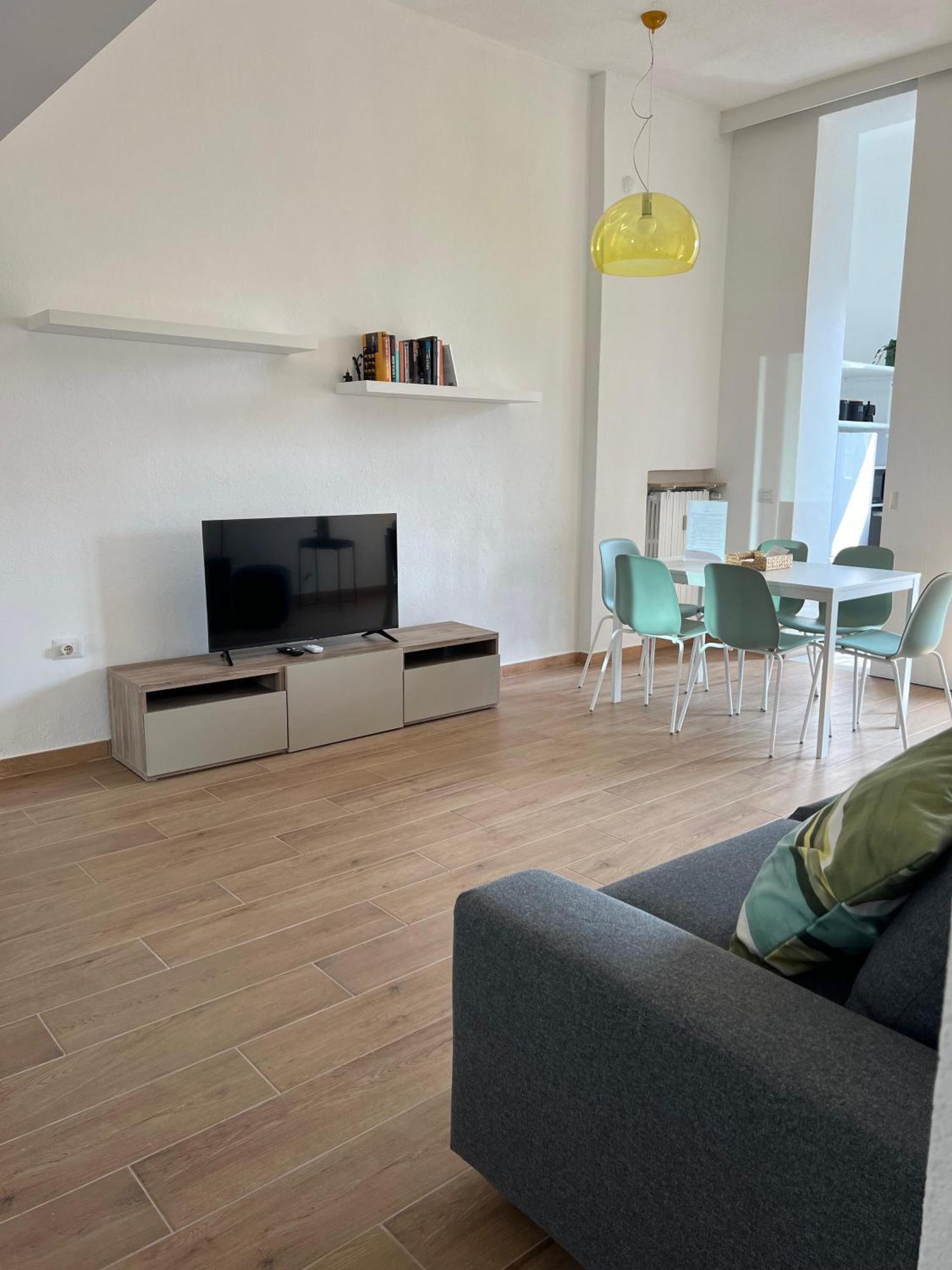 Apartment New With Balcony, Isola Bosco Verticale Milan